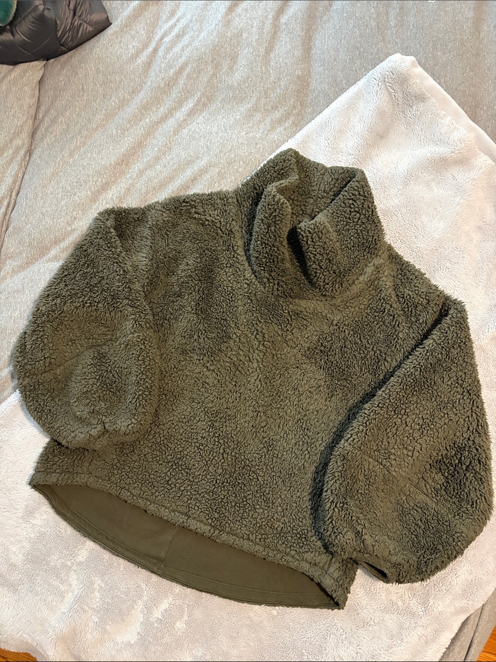 EUC Women's Lululemon Olive Green Sherpa Pullover Size M/L